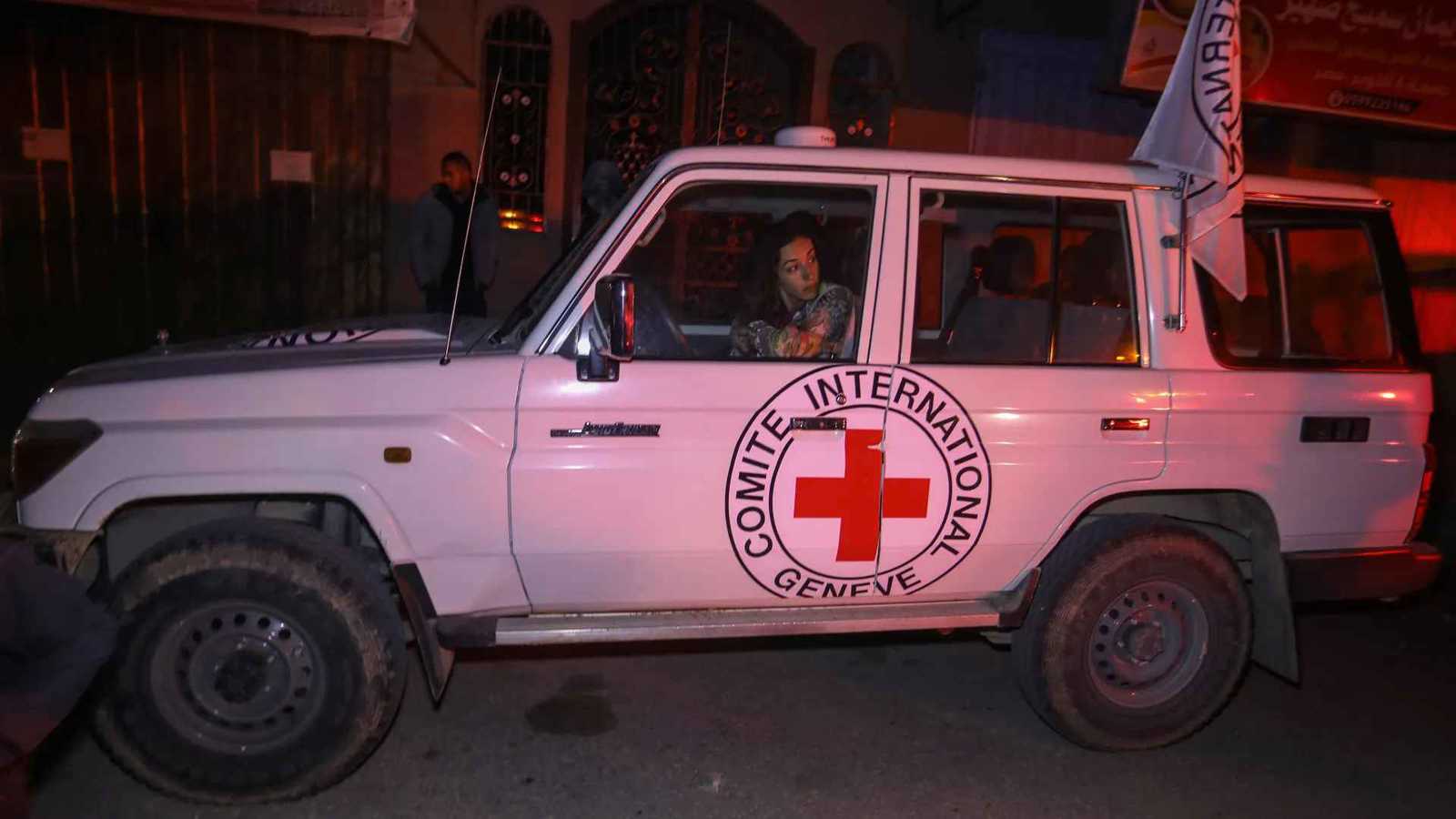 بينهم مصابون بجراح خطيرة.. حماس سلمت رهائن للصليب الأحمر