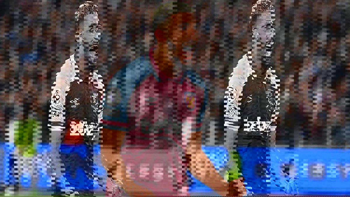 عناق حار بين سعيد بن رحمة ووالدته بعد فوز وست هام على ليفربول (فيديو)