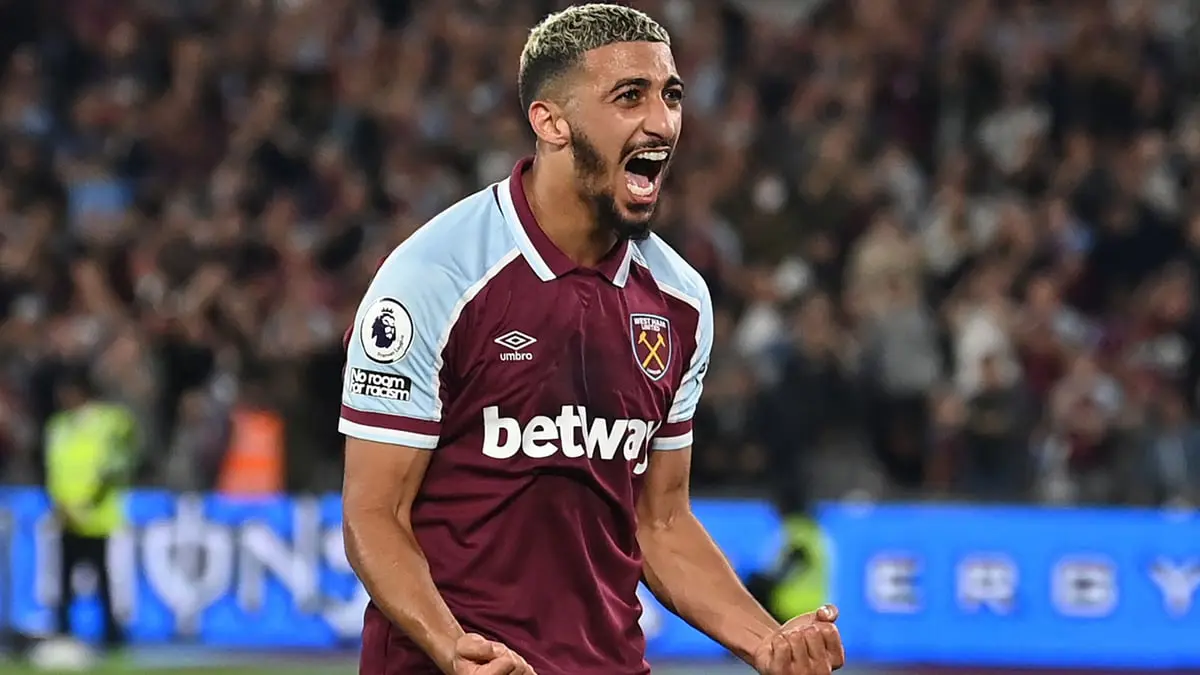 عناق حار بين سعيد بن رحمة ووالدته بعد فوز وست هام على ليفربول (فيديو)