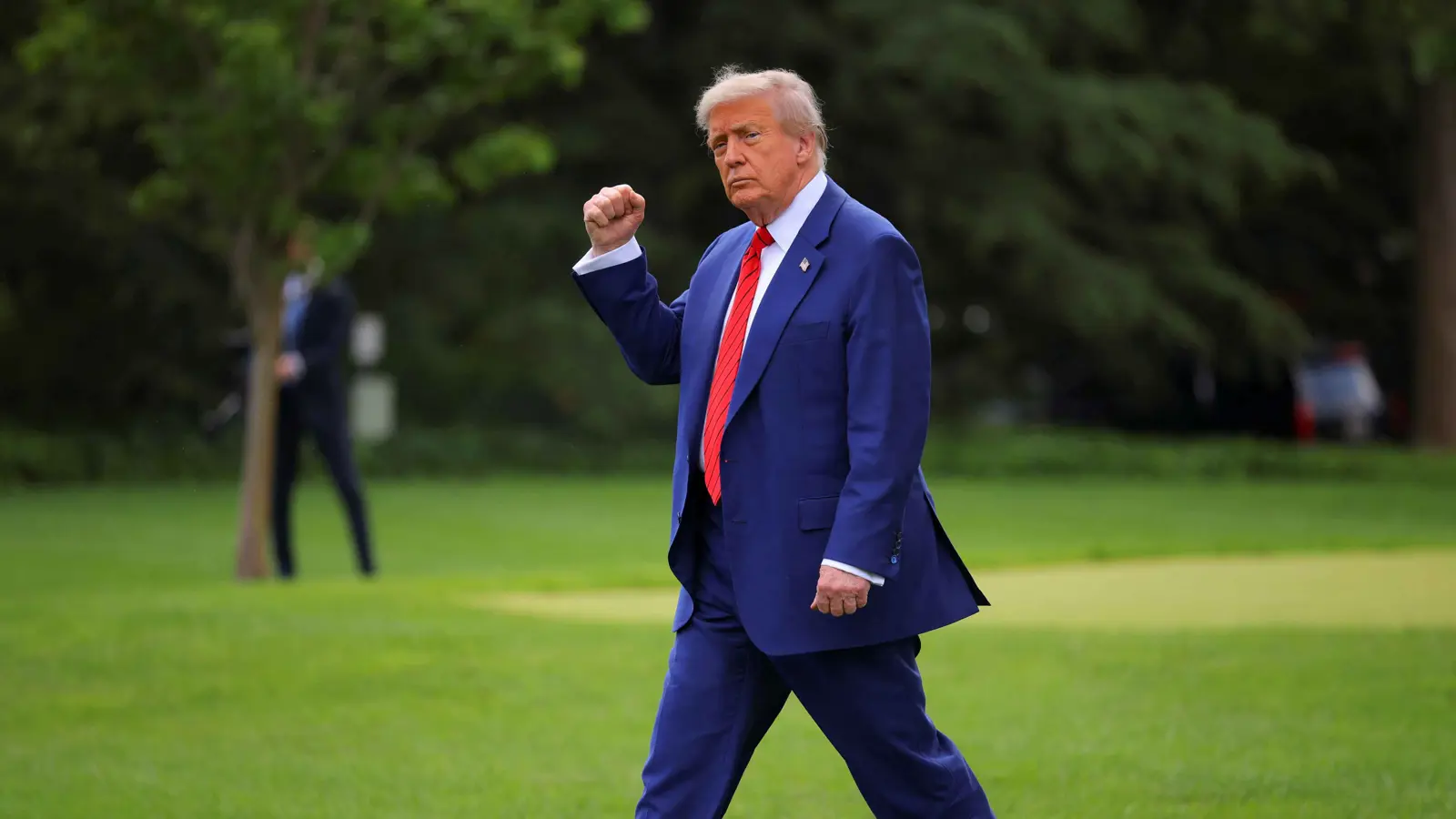 "تجسيد للفوز والقوة".. ترامب يُطلق عطره "Victory 45-47"