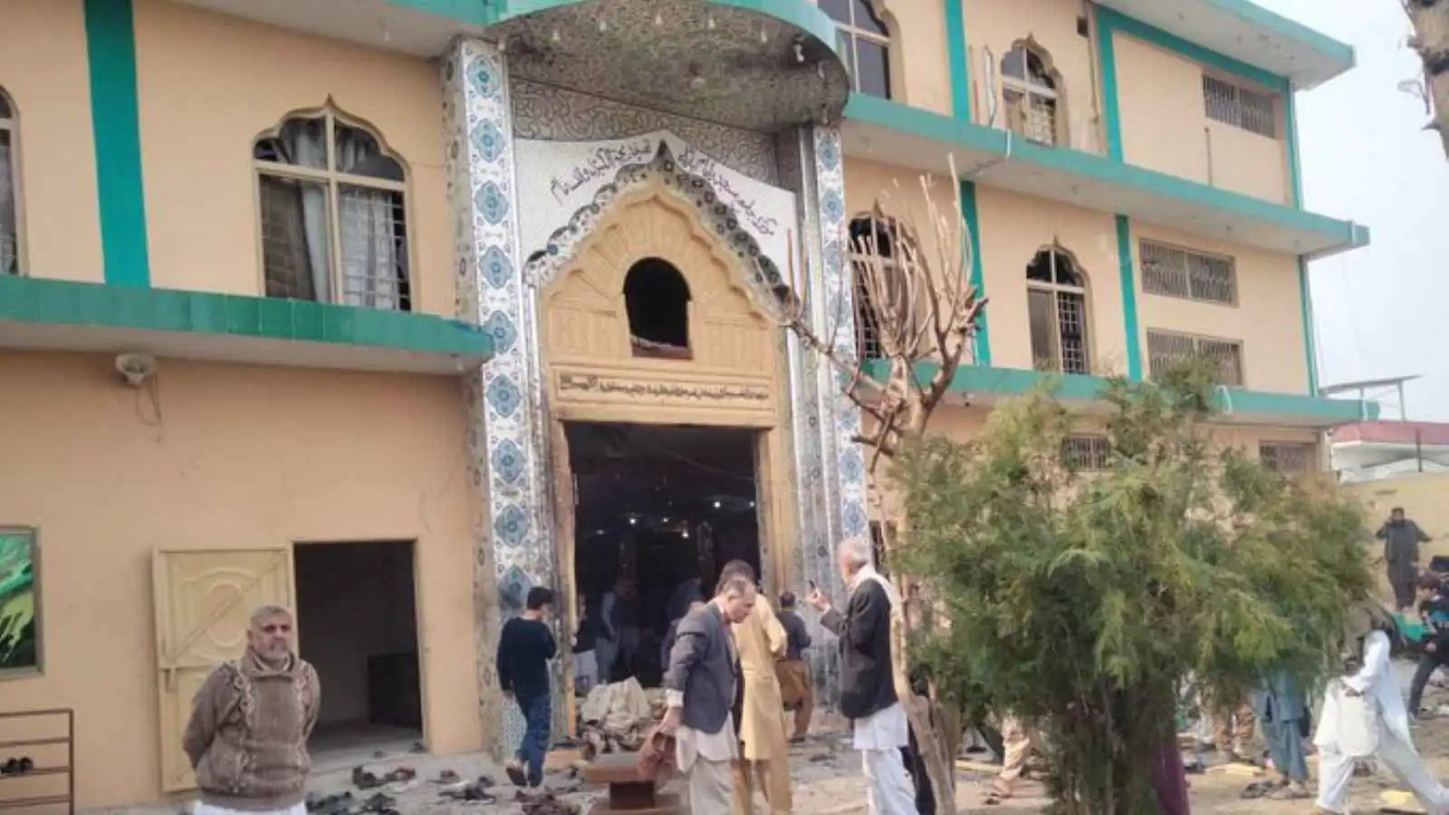 عشرات الضحايا بانفجار استهدف مسجدا للشيعة في باكستان (فيديو وصور)