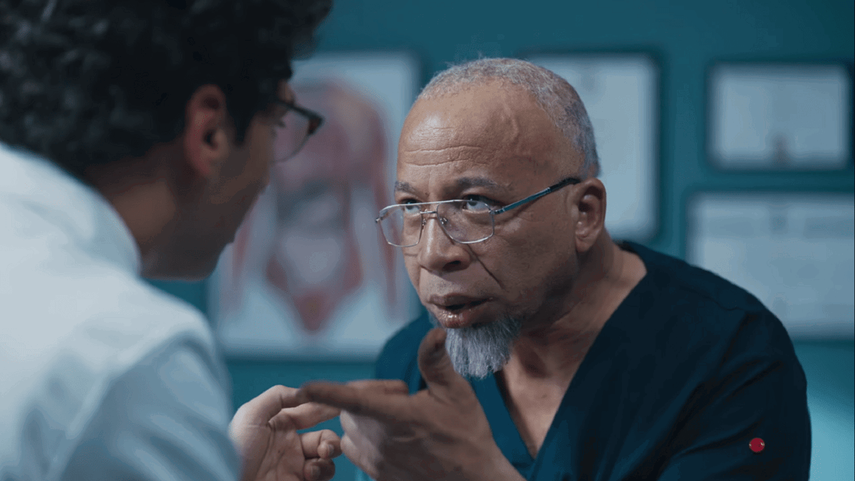 شريف دسوقي  يعود للمسرح في أول عمل فني بعد "بتر" ساقه 