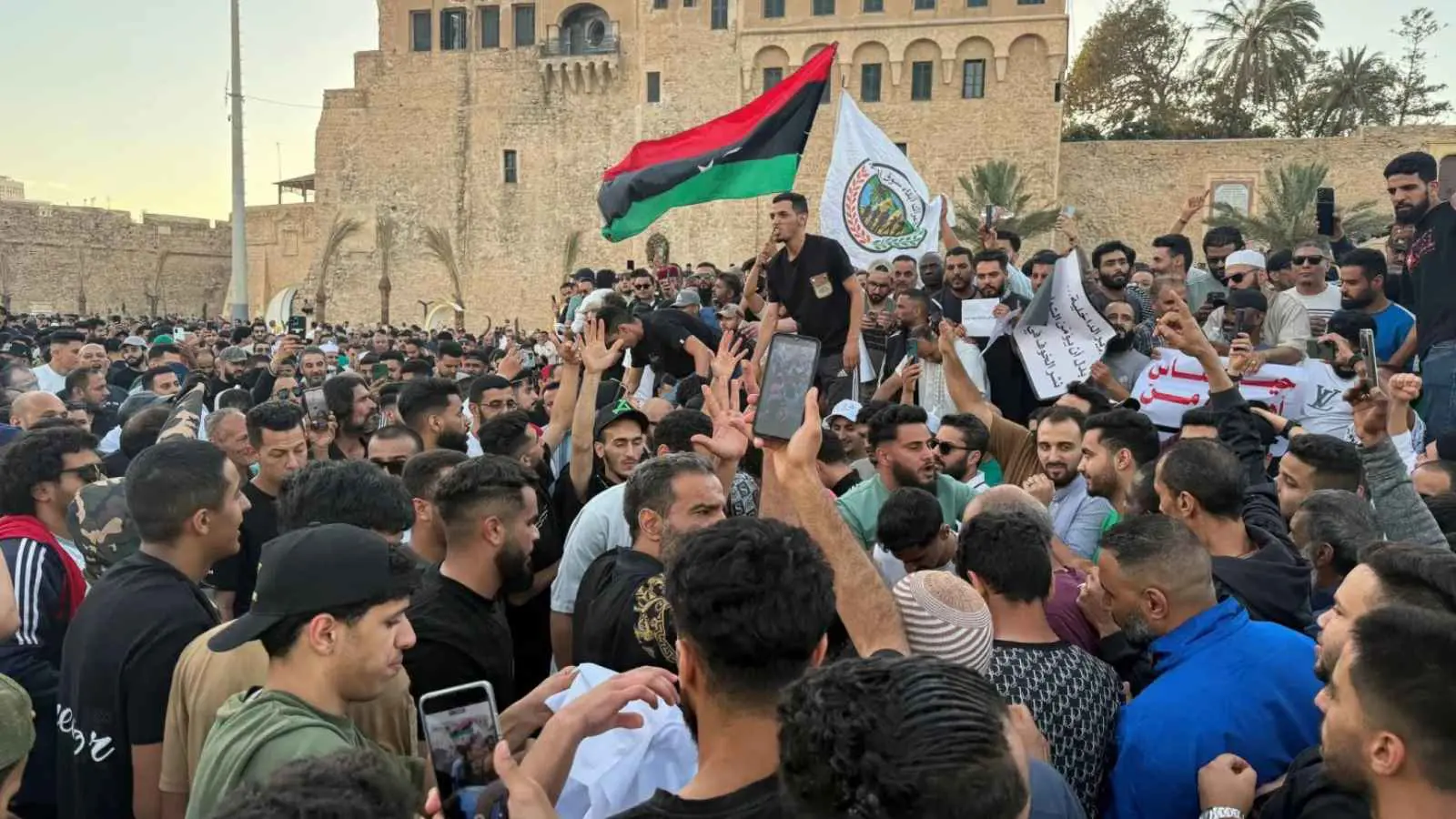 أزمة طرابلس.. انقسام شعبي يعيد رسم المشهد المضطرب في ليبيا