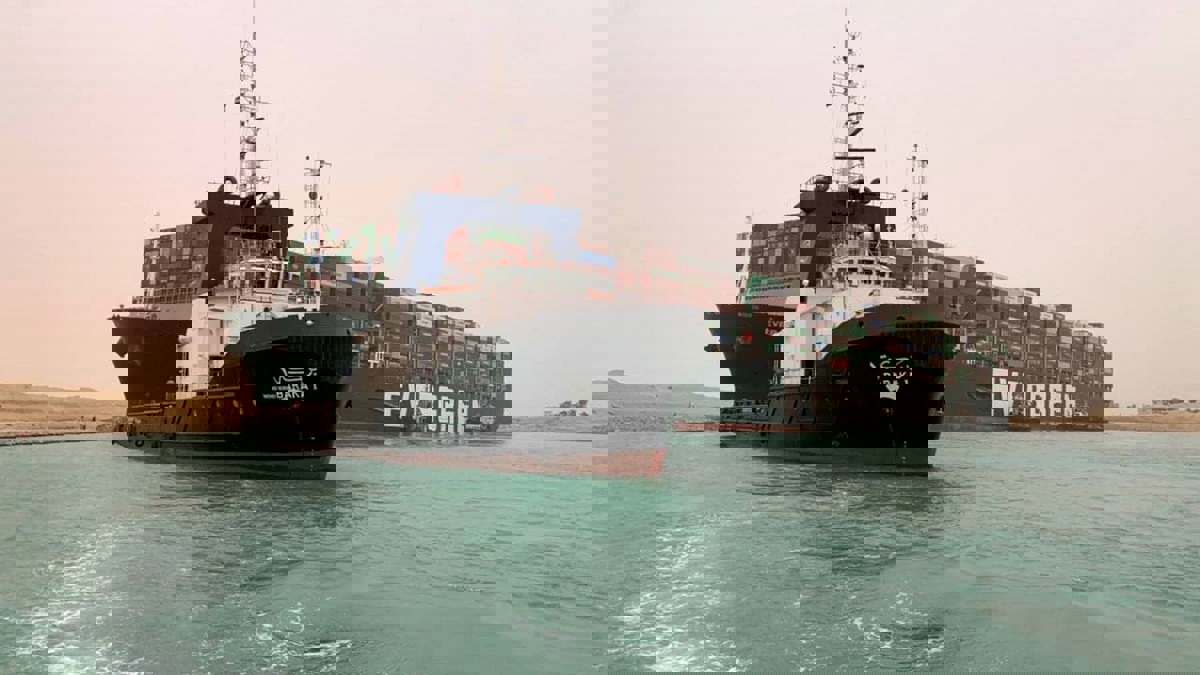 ما كلفة جنوح سفينة الحاويات في قناة السويس على شركات التأمين؟‎