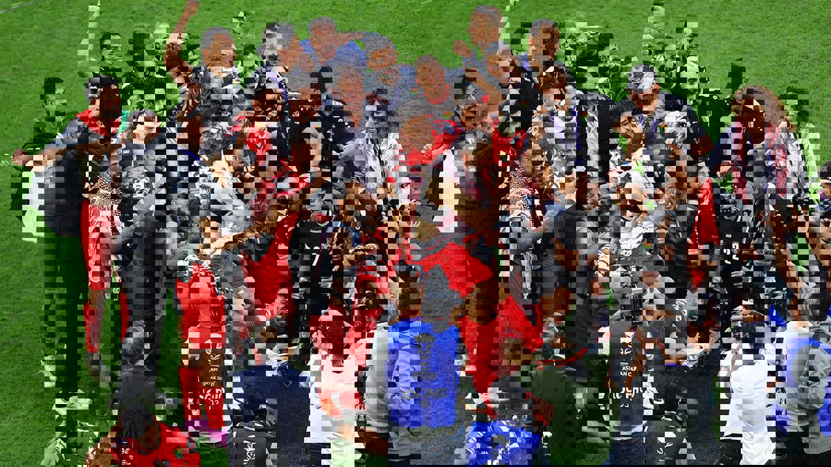 ولي عهد الأردن يحتفل مع اللاعبين بالتأهل لنصف النهائي (فيديو)