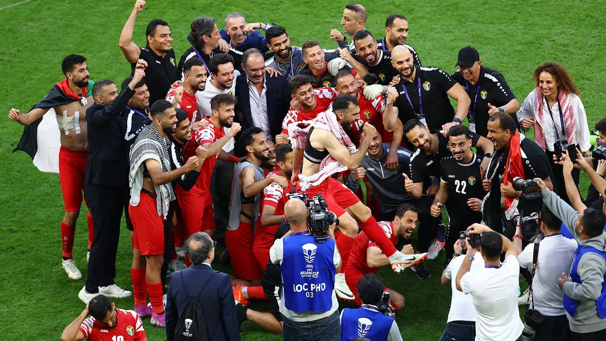 ولي عهد الأردن يحتفل مع اللاعبين بالتأهل لنصف النهائي (فيديو)