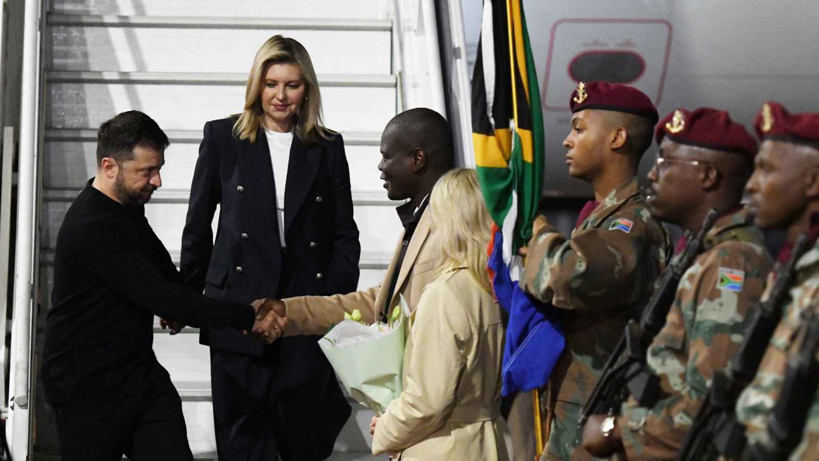 زيلينسكي في جنوب أفريقيا لإجراء محادثات بشأن جهود السلام