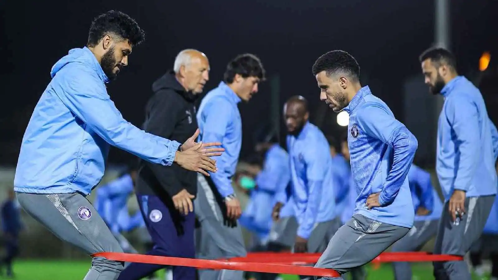 ضربة موجعة.. بيراميدز ينقض على صفقة الأهلي المصري بشكل مفاجئ