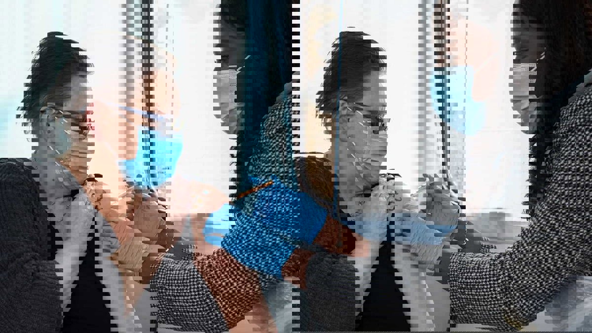 وفاة سبعة أشخاص تلقوا لقاح أسترازينيكا بجلطات دموية في بريطانيا‎