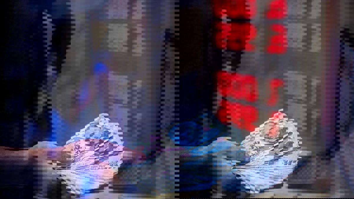 "بلومبيرغ": انخفاض قياسي في الليرة يربك السياسات المالية في تركيا