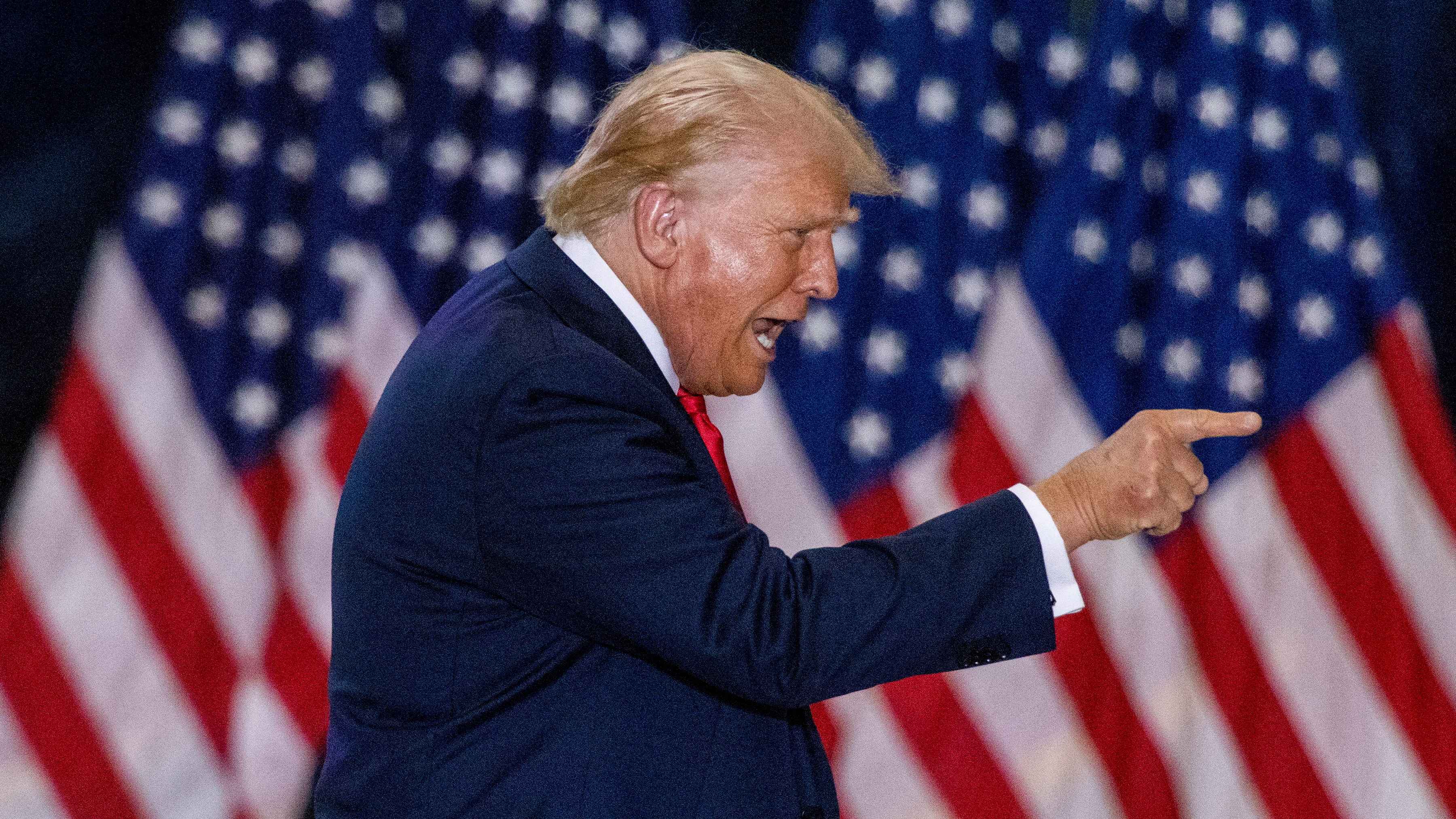 لإضعاف الدولار.. هل يعيد ترامب إحياء "اتفاقية بلازا"