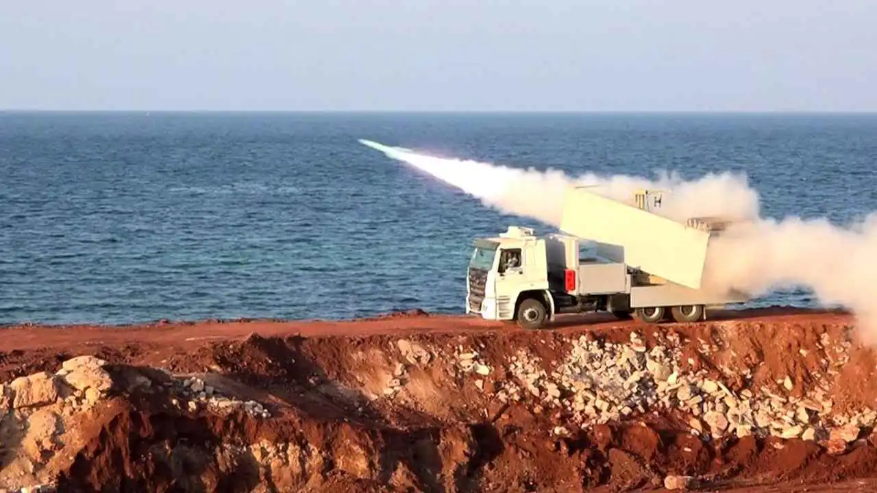 عسكرة جزيرة "لارك".. تقرير إسرائيلي يرصد بنية هجومية إيرانية في مضيق هرمز