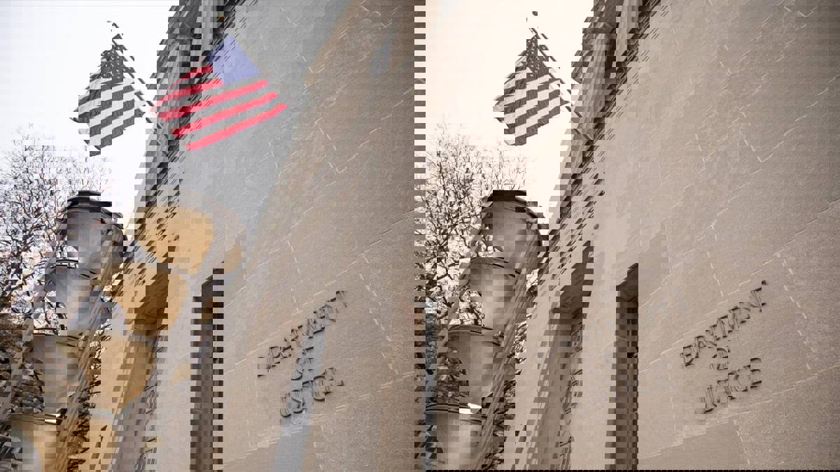 أمريكا تتهم مواطنًا و 4 مسؤولين صينيين بالتجسس