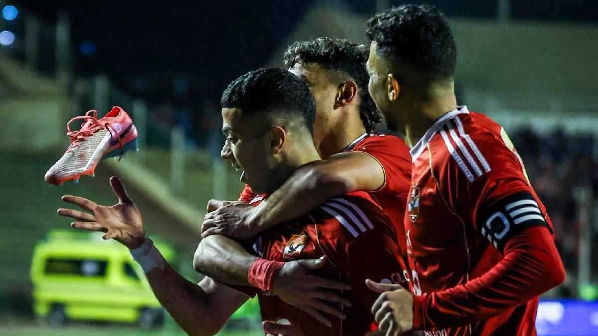 هدية إنبي الثمينة.. ماذا يحتاج الأهلي للفوز بالدوري بعد خسارة الزمالك؟ 