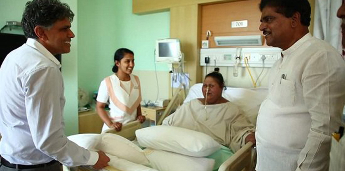 وزير الصحة الهندي يزور المصرية "إيمان" أسمن امرأة في العالم