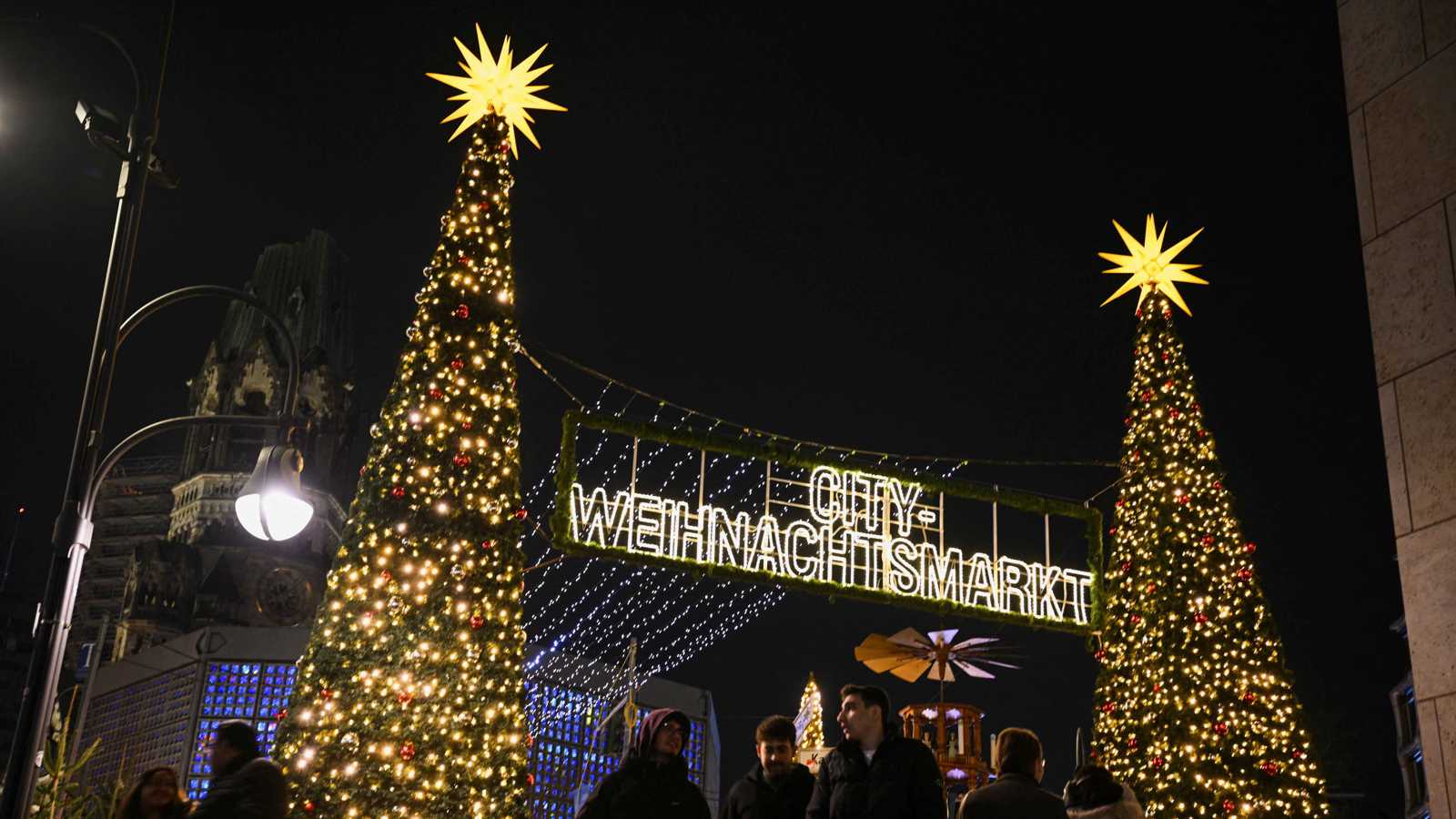 ألمانيا تضيء أكبر شجرة عيد ميلاد في العالم (فيديو)