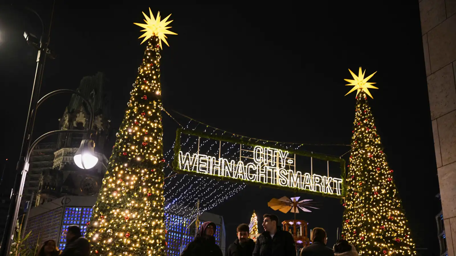 ألمانيا تضيء أكبر شجرة عيد ميلاد في العالم (فيديو)