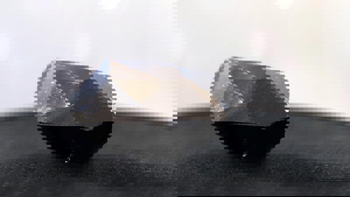 بيع ماسة سوداء عمرها مليار عام بـ4.3 مليون دولار