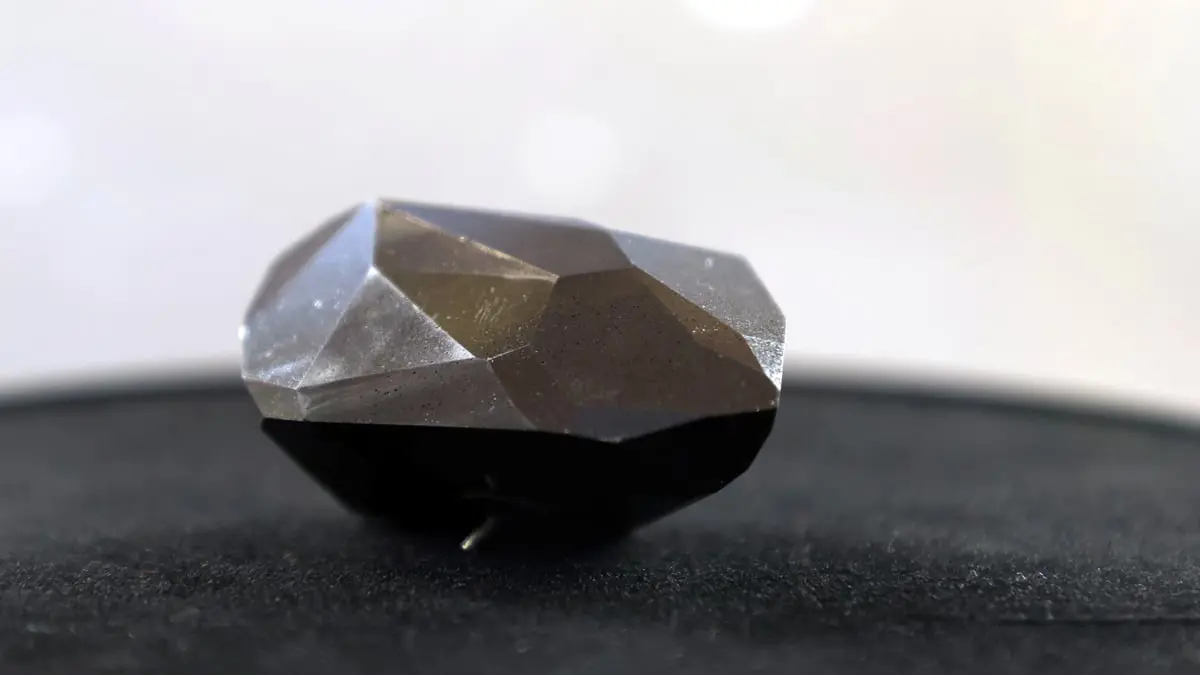 بيع ماسة سوداء عمرها مليار عام بـ4.3 مليون دولار