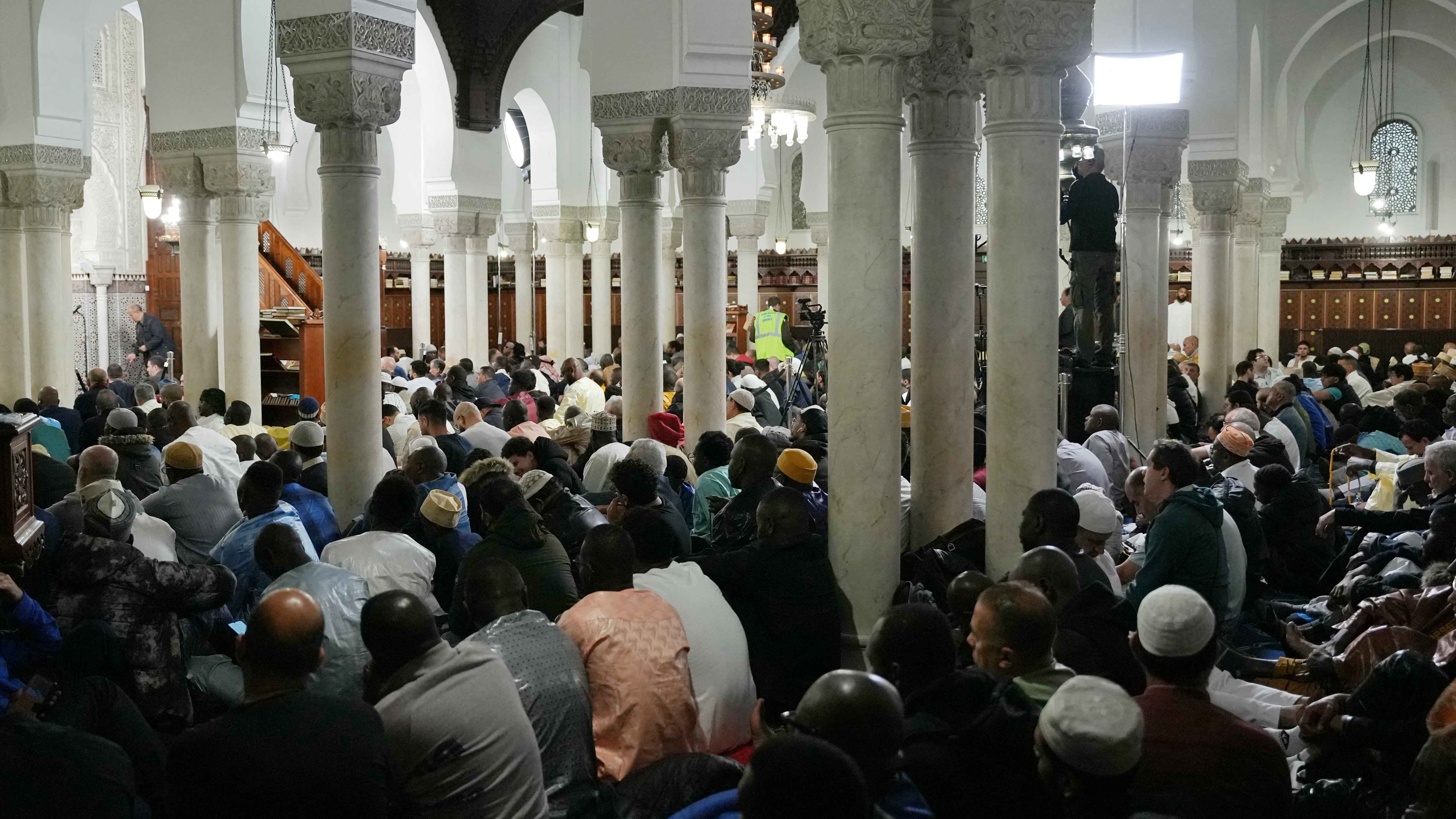 مسلمو فرنسا يدقون "جرس الإنذار" لمواجهة "اليمين المتطرف"