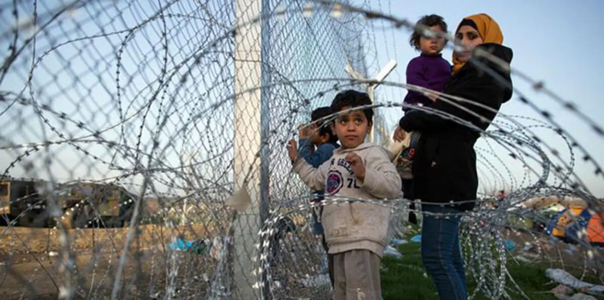 اليونان تحتجز أطفال المهاجرين في زنازين مليئة بالحشرات والفئران