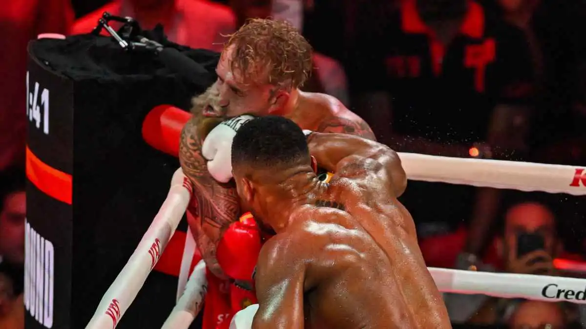 كسر في الفك.. لماذا نُقل جيك بول إلى المستشفى بعد خسارته أمام جوشوا؟