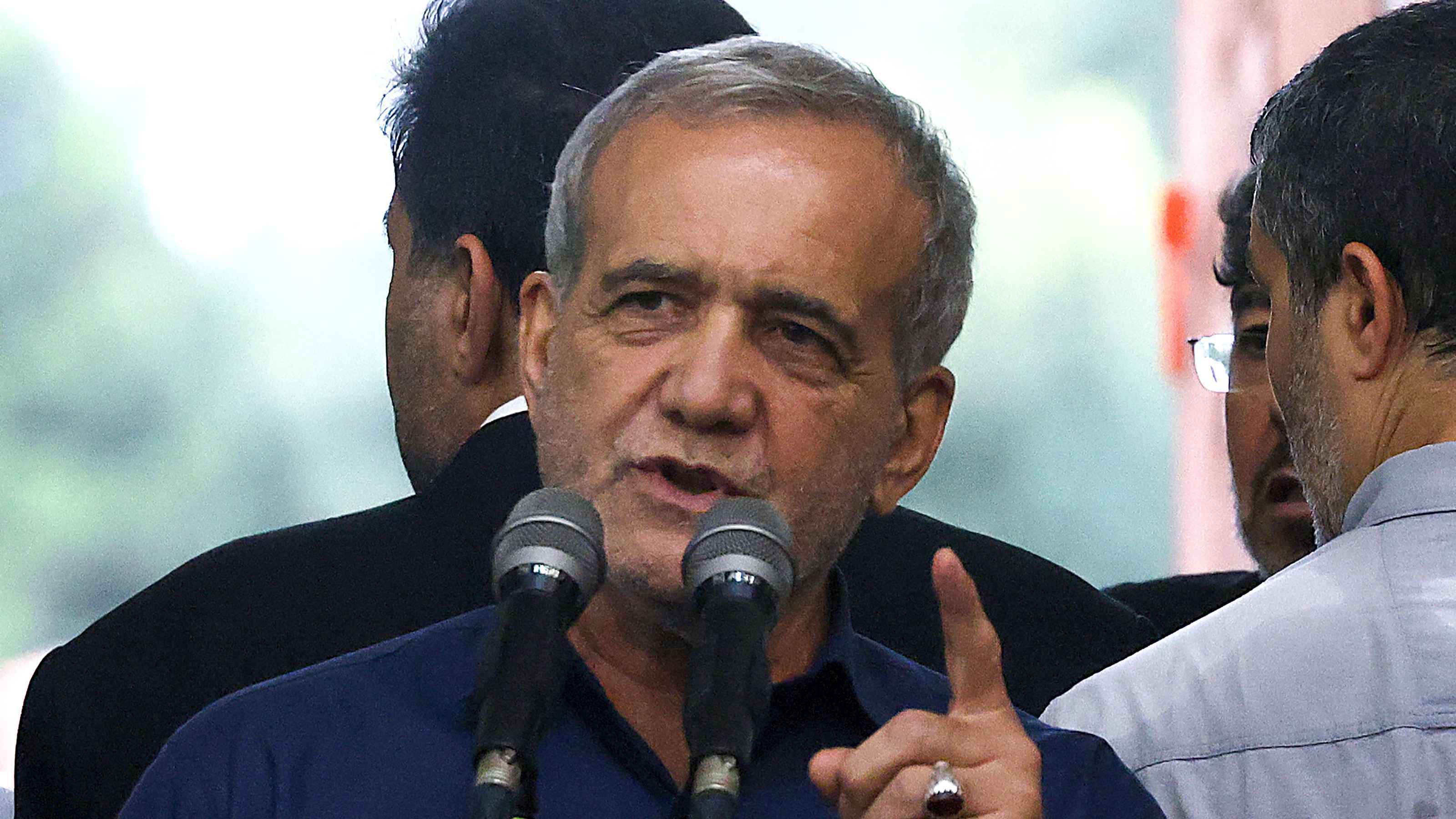 بزشكيان: مشكلة إيران بالعصي والهراوات وليس بأمريكا