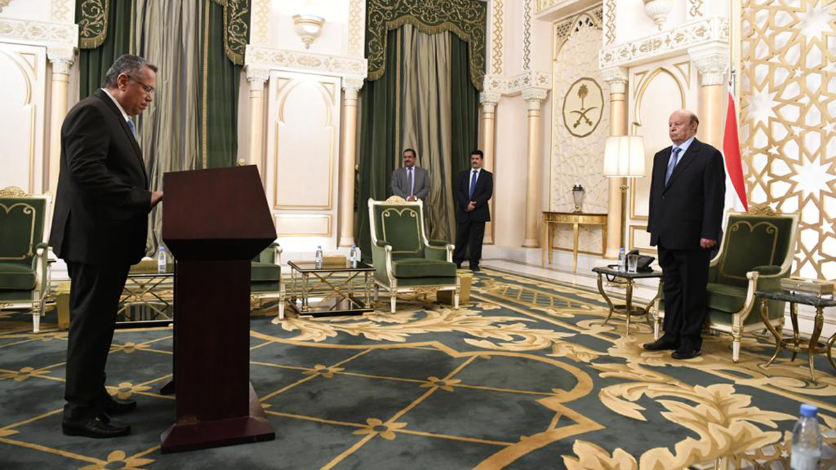 رغم اعتراض "الانتقالي الجنوبي".. النائب العام  ورئيس مجلس الشورى يؤديان اليمين أمام هادي