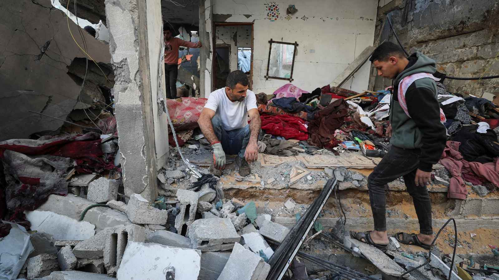 مقتل 27 فلسطينيًا بقصف إسرائيلي على منزل في مخيم البريج