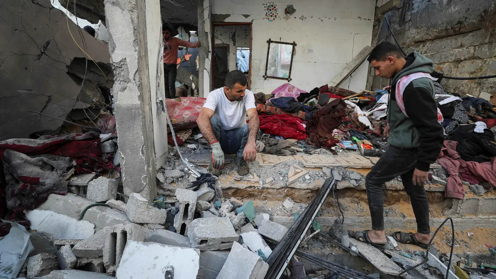 مقتل 27 فلسطينيًا بقصف إسرائيلي على منزل في مخيم البريج