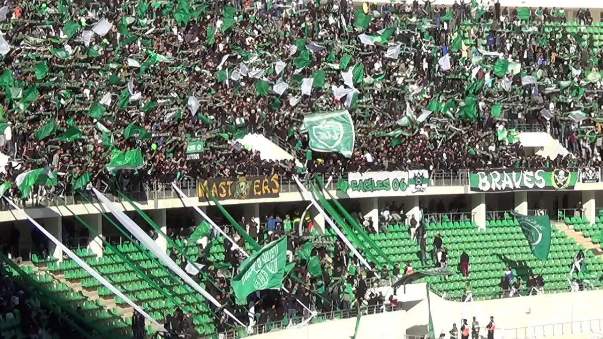 الاتحاد المغربي يعاقب نادي الرجاء بخوض أربع مباريات بدون جمهور بسبب الشغب