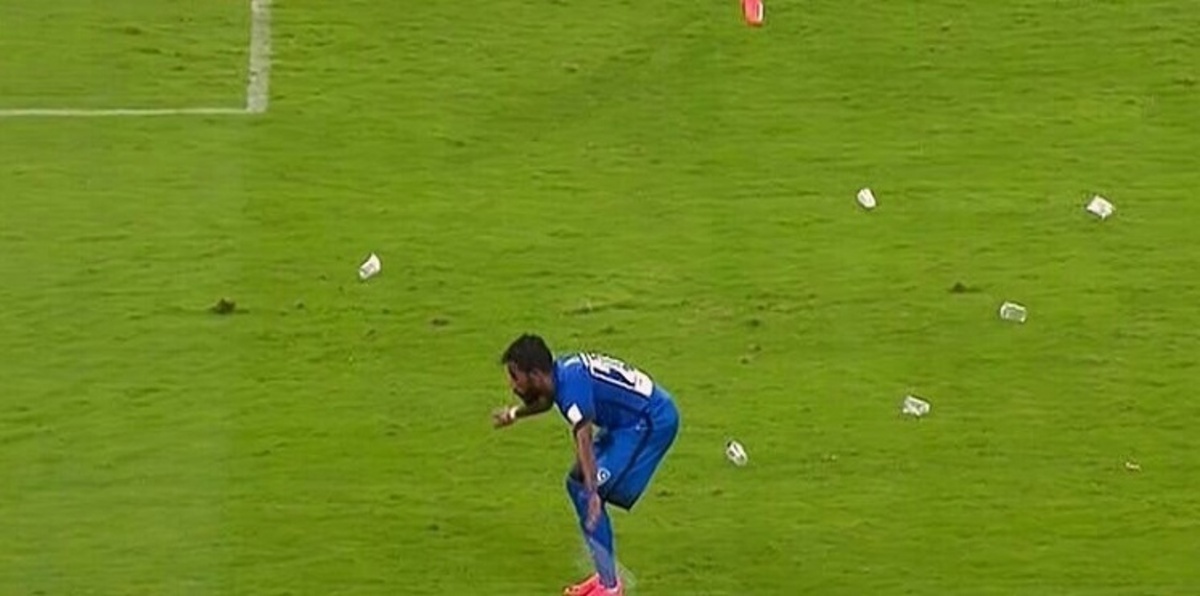 رقصة نواف العابد تخطف الأضواء في مباراة الاتحاد والهلال (فيديو)‎