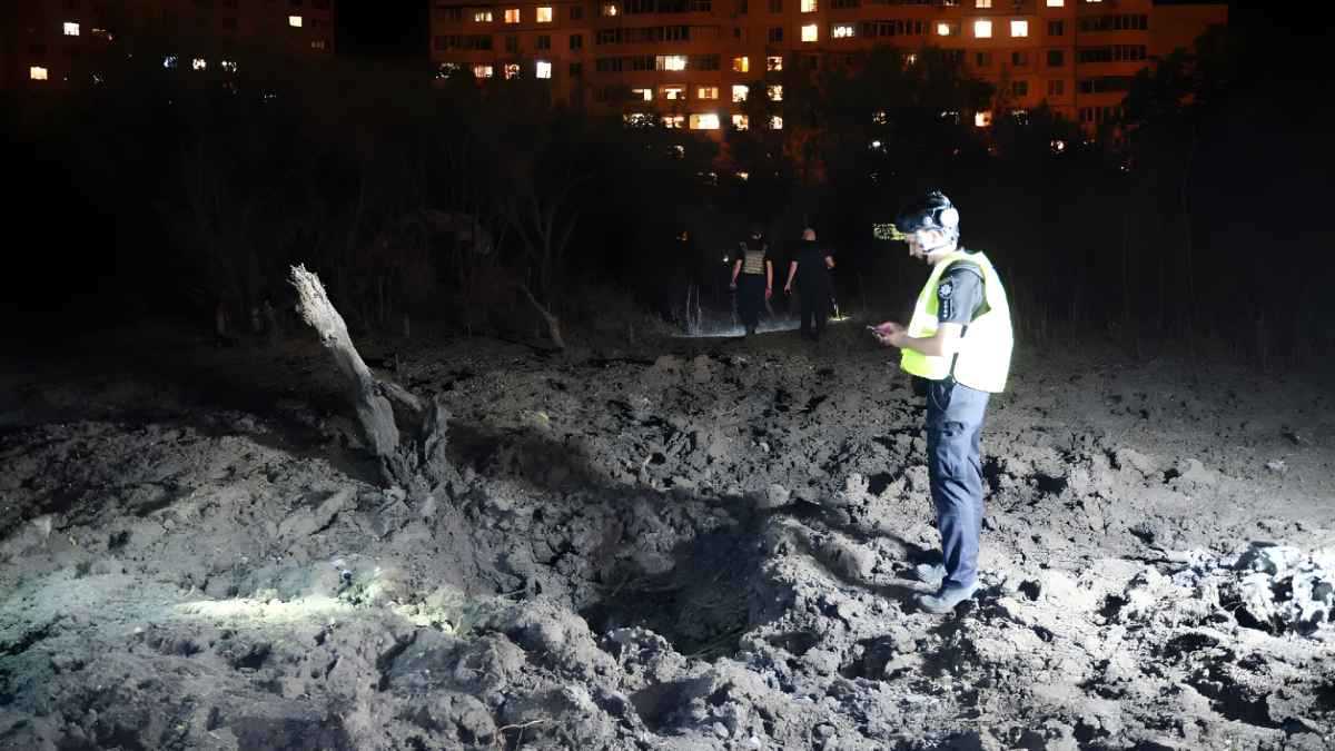 هجوم روسي بصاروخ باليستي وطائرات مسيّرة على خاركيف وسومي (فيديو)