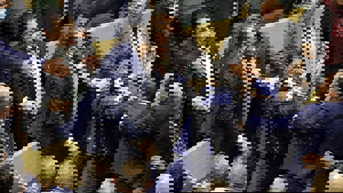 بعد "مشاجرة تعديل الدستور"... البرلمان الأردني يجمد عضوية النائب الرياطي