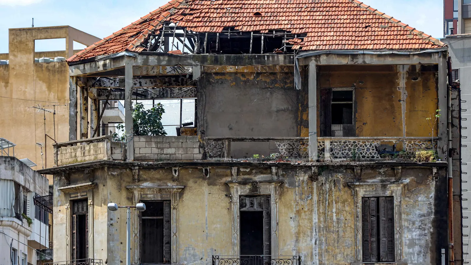 اللبنانيون يسترجعون ذكرى الحرب الأهلية وسط "ضبابية المصير"