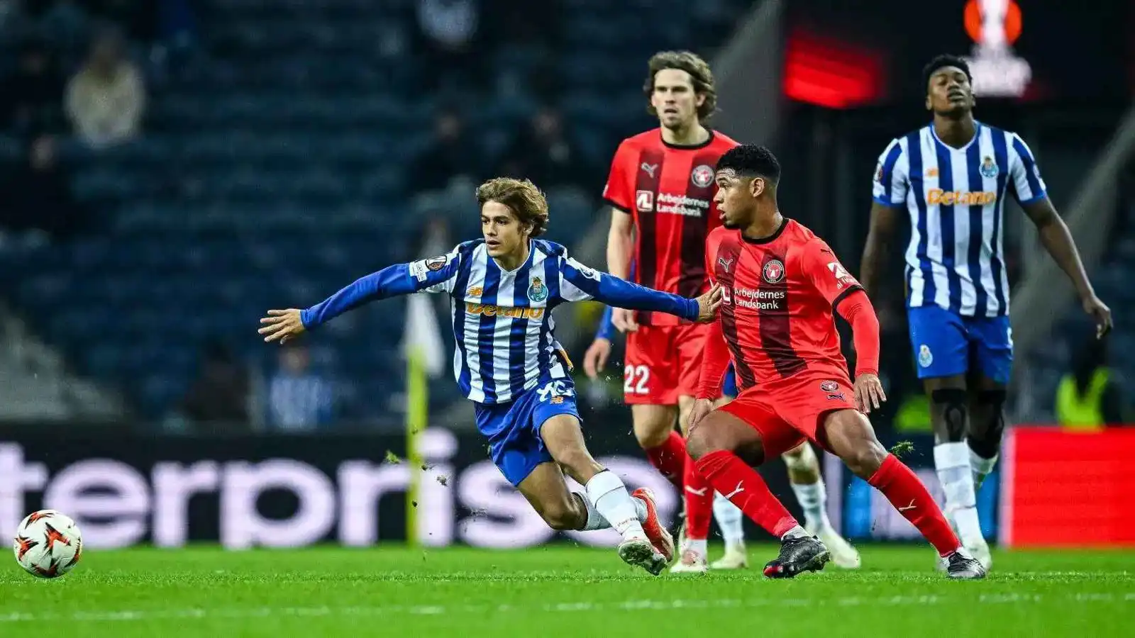 رودريغو مورا (يسار) في مباراة بالدوري البرتغالي 