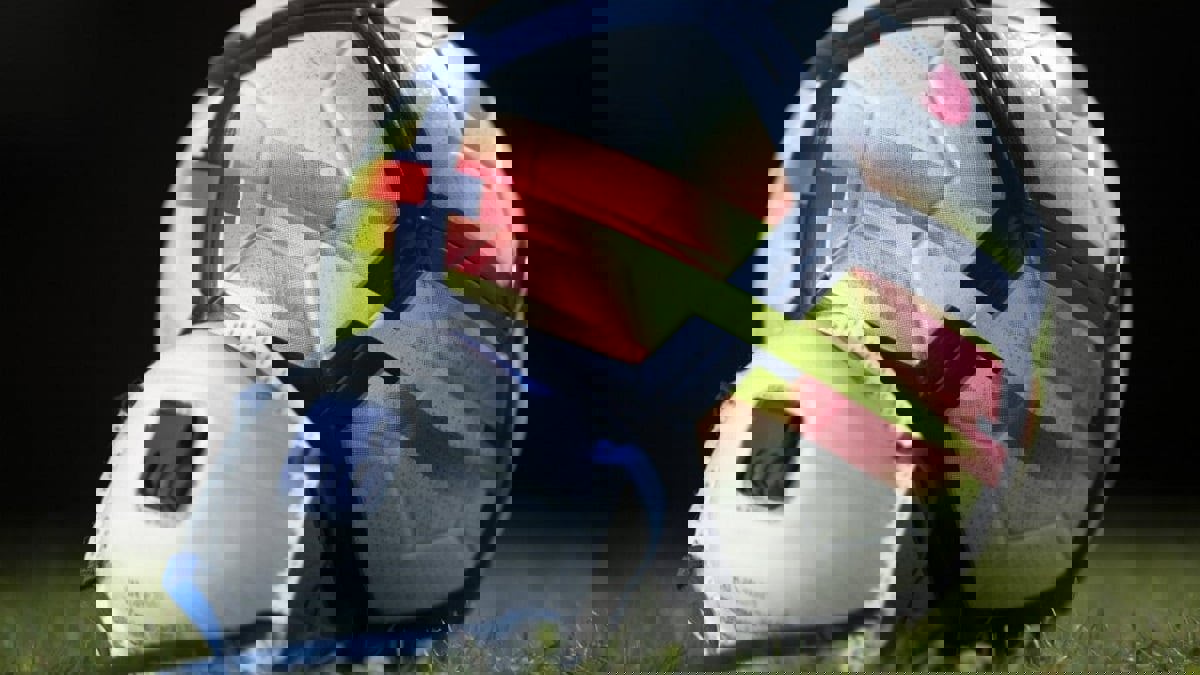 القلق يسيطر على كرة القدم رغم آمال عودة اللعبة