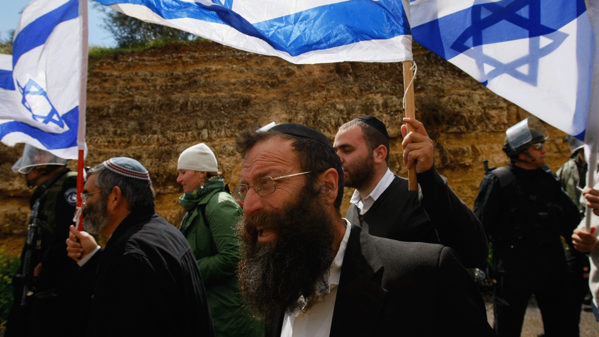 مستوطنون إسرائيليون يختطفون فلسطينيَين قرب رام الله