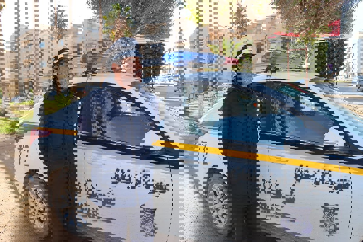 شاب يعتدي على والدته ويهدد بحرقها داخل منزلها في ليبيا