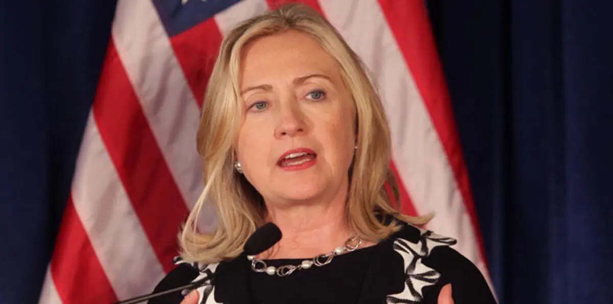 كلينتون تدعو ساندرز إلى وقف حملة التشهير ضدها