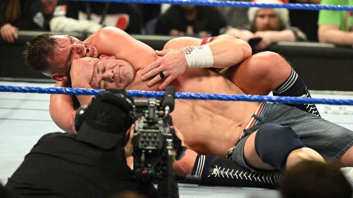 ابتسامة جون سينا لحظة استسلامه تفجر جدلا واسعا (صور)