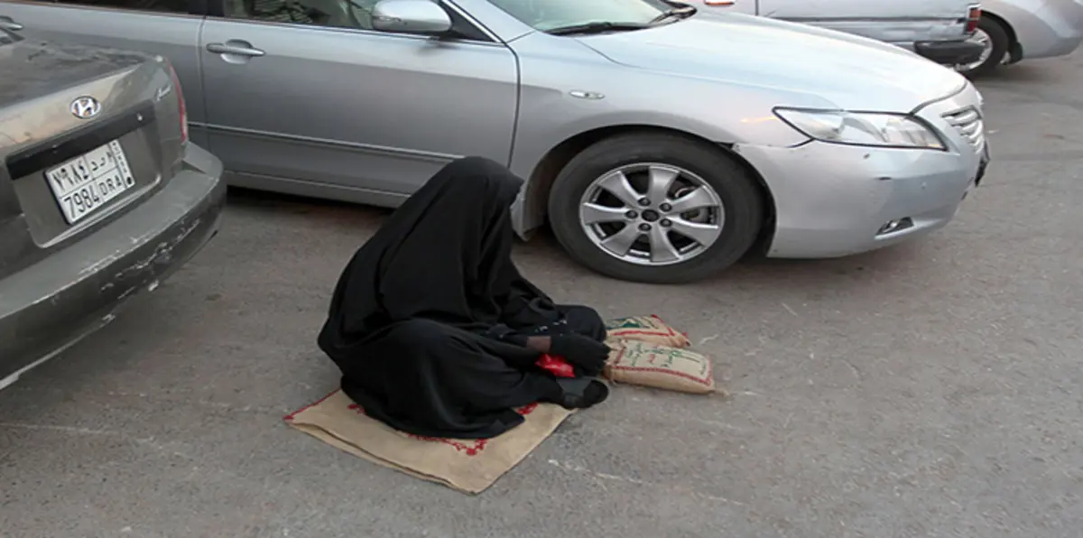 بالفيديو.. شاهد ما حدث مع رجل تنكر بزي امرأة للتسول في السعودية