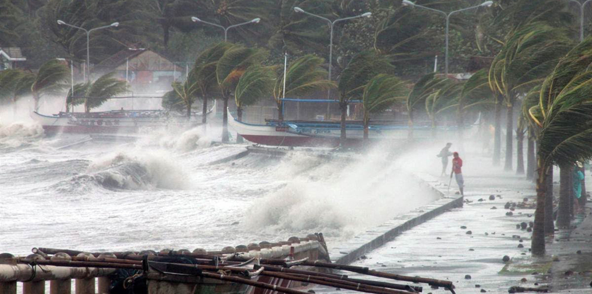 بالفيديو.. مشاهد مثيرة من الإعصار مانكوت الذي يضرب جنوب الصين