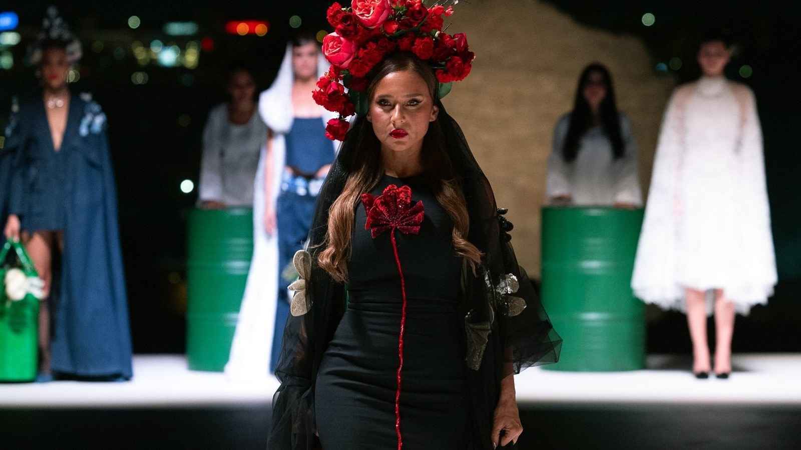 "خارج الصندوق".. براميل نفط في عرض أزياء بالسعودية (صور)