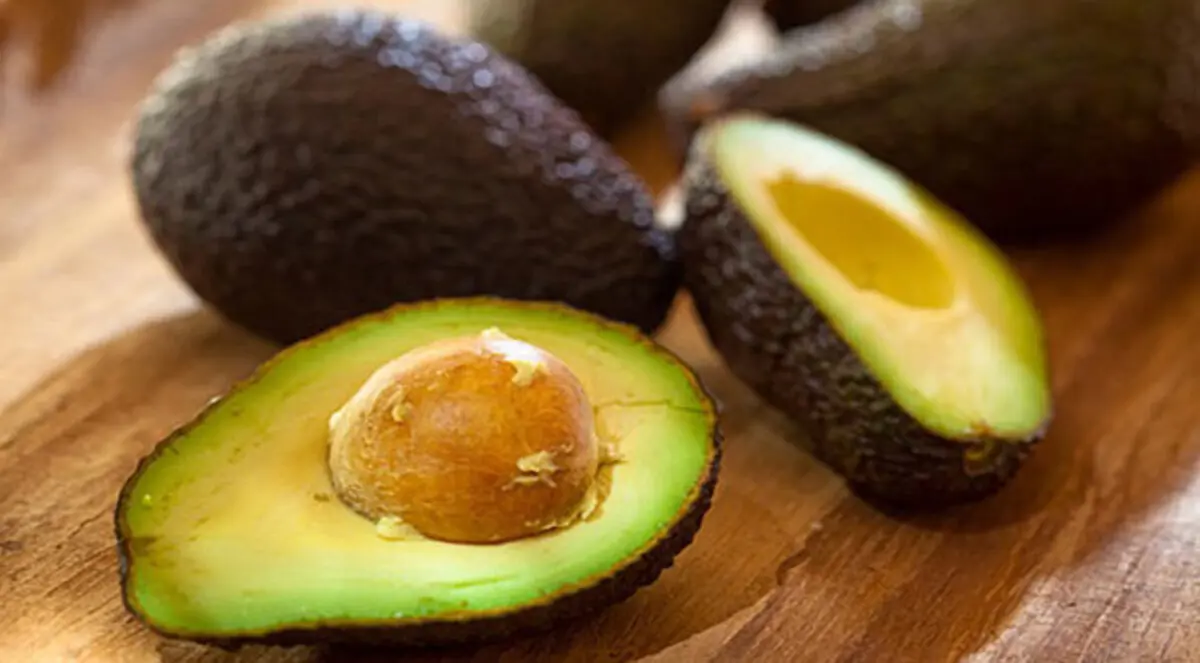 دراسة: تناول الأفوكادو يوميا يخفض الكولسترول
