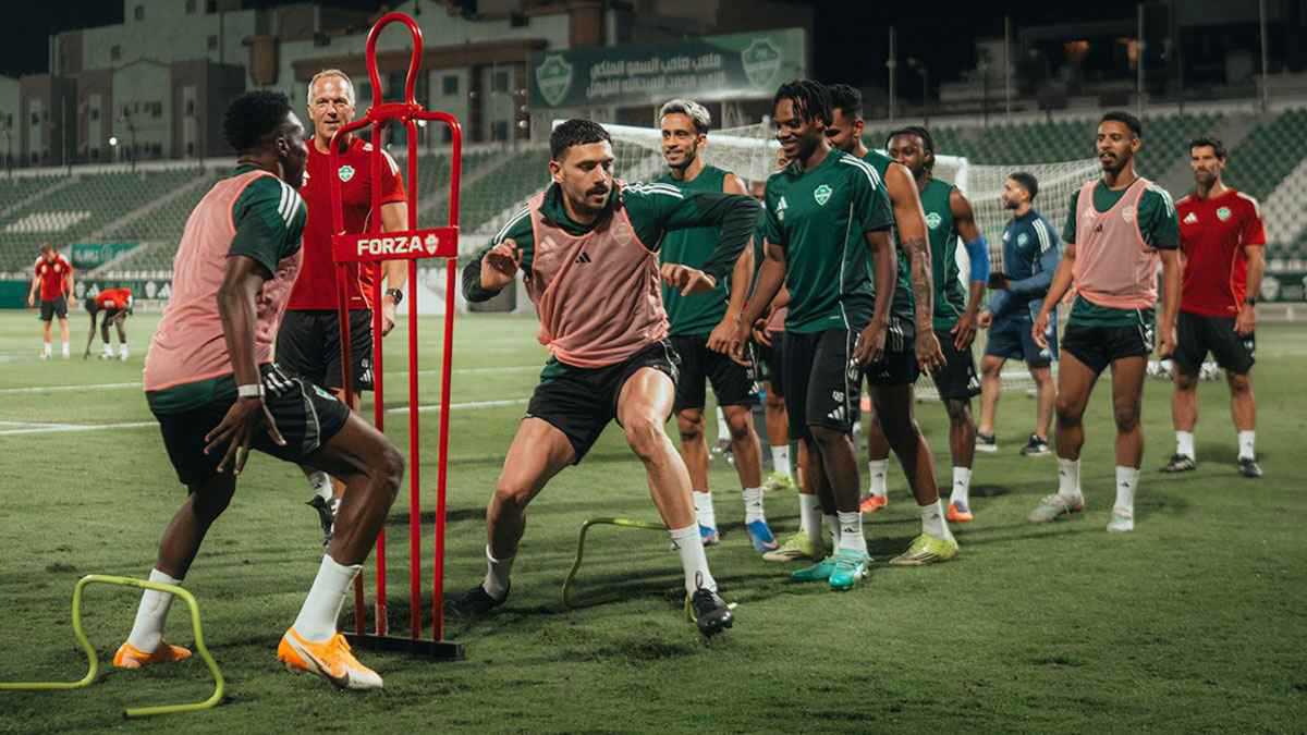 الأهلي السعودي يتلقى دفعة كبيرة قبل مواجهة الرياض 