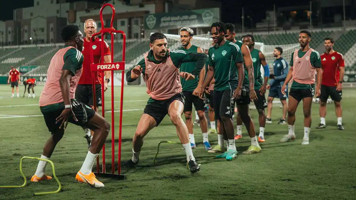 الأهلي السعودي يتلقى دفعة كبيرة قبل مواجهة الرياض