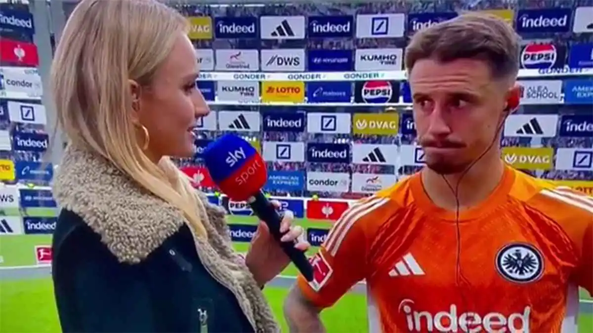 نجم بريمن يضع مذيعة "سكاي" في حرج بالغ على الهواء مباشرة (فيديو)