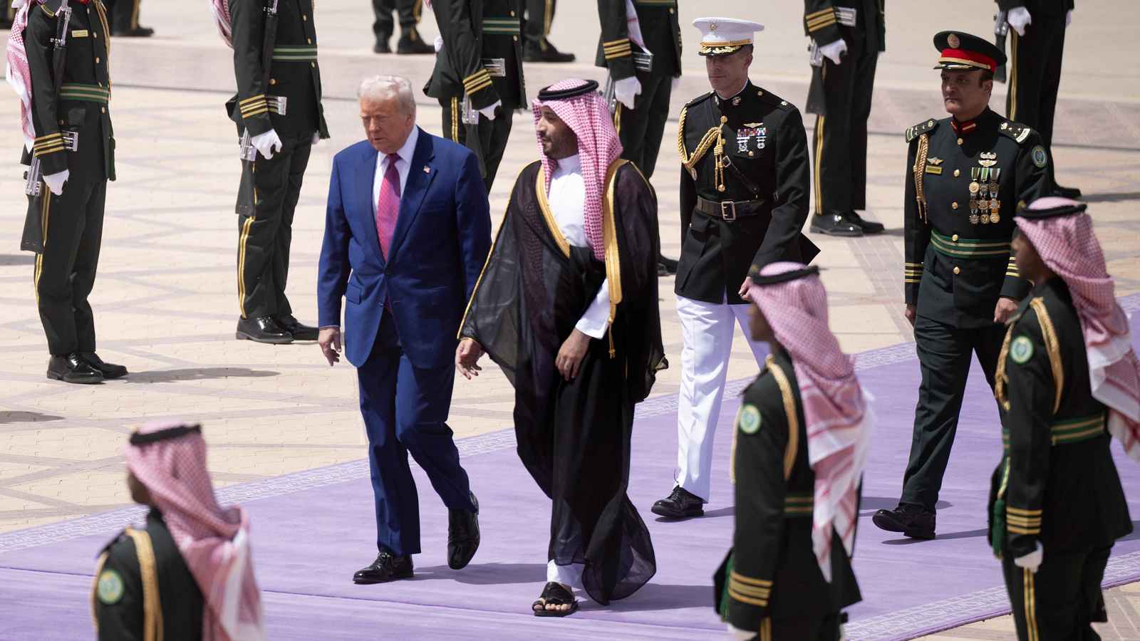 بدل الأحمر.. لماذا استقبلت السعودية ترامب على السجاد البنفسجي؟ (فيديو وصور)