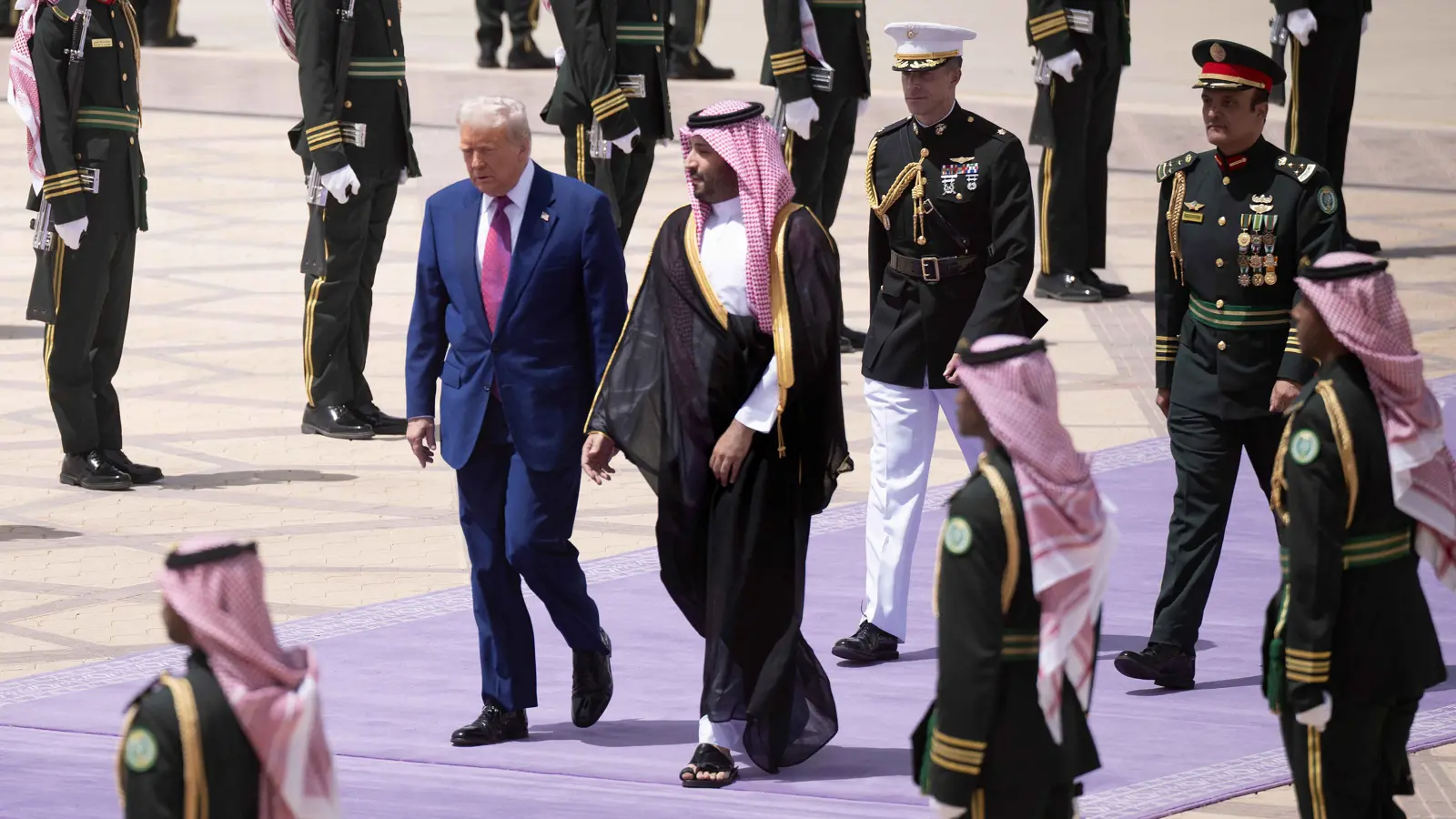 بدل الأحمر.. لماذا استقبلت السعودية ترامب على السجاد البنفسجي؟ (فيديو وصور)